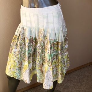 White and yellow skirt 💗 in excellent condition